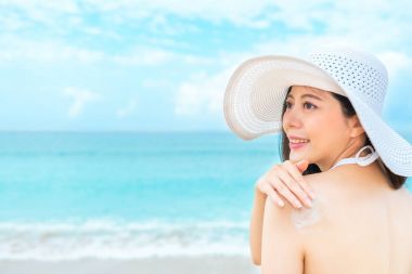 denize giden seksi gülümseyen kız fotoğrafı görünümü geri