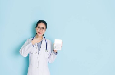 Genç profesyonel kadın doktor yüzü kamera için