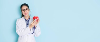 stetoskop kullanarak profesyonel kadın kalp doktoru