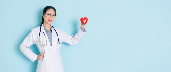 Profesional de los derechos de la mujer médico mostrando corazón — Foto de Stock