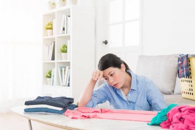 Güzellik kadını giyim oturma odasında katlama