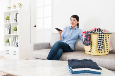 gülümseyen kadın televizyon uzaktan kumanda ile