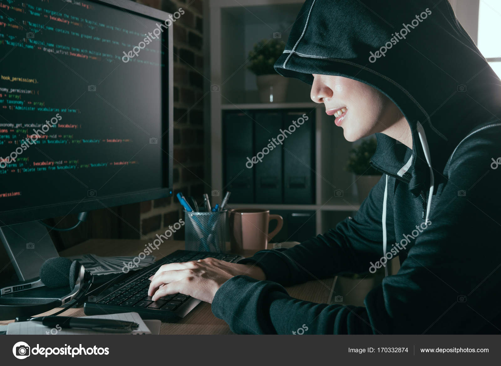 Девушка хакер эстетика. Хакер. Хакеры видеонаблюдение. Кибертерроризм фото. Молодые хакеры в очках.