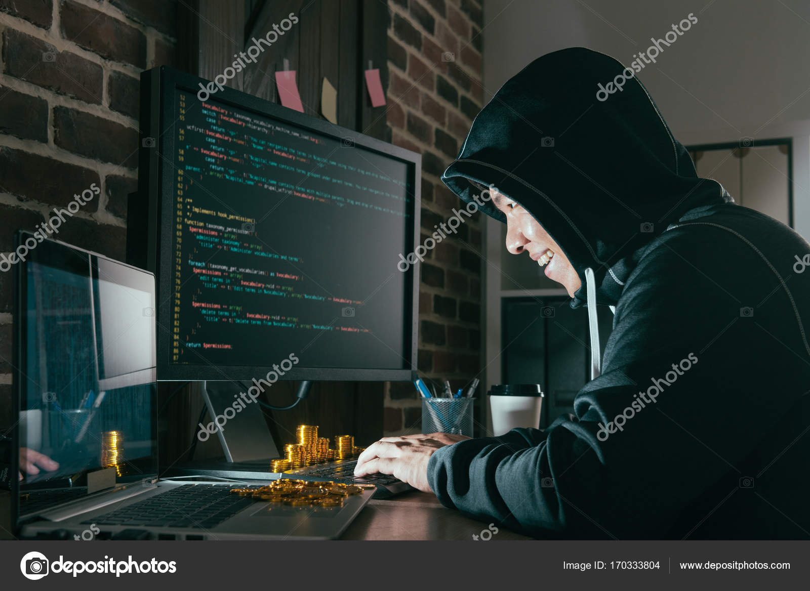 Boser Mensch Hacker Blick Auf Computer Online System - 