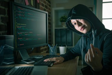 kamera güzel genç kadın hacker yüzüne