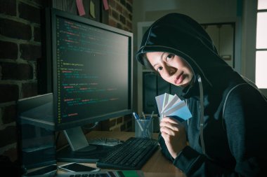 birçok kredi kartı çalmak çekici kız hacker