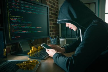 hareket eden smartphone kullanarak çekici kadın hacker