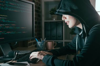 Online sistem kullanan kadın internet virüs Tasarla