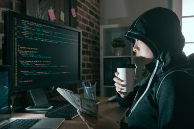 sıcak kahve içme güzel programcı hacker