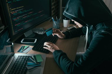 bilgisayar kullanarak hacker yüksek açı görünümü fotoğraf 