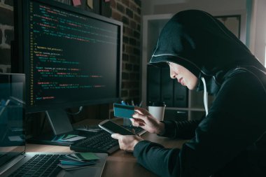 kredi kartı ve telefon smartphone tutan hacker