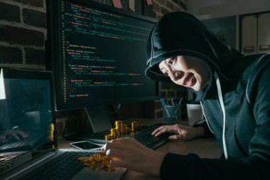 küresel iş bilgisayar Hack mutlu genç kadın