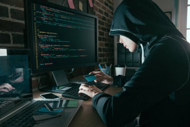genç kadın hacker çalıntı kredi kartı bilgileri