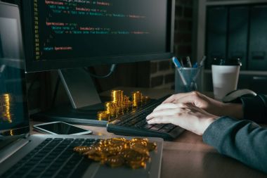 hacker bilgisayar tasarım kullanarak Internet virüs