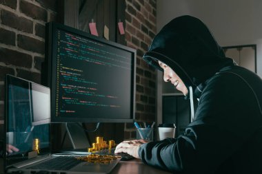 kötü adam hacker bilgisayar online sistemi arıyor