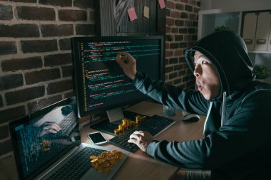 bozuk veri virüs kullanan bilgisayar programcısı adam