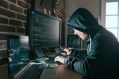 hacker çalıntı kredi kartı ve online veri kullanma