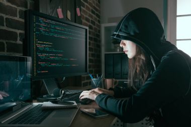 tipik klavye kullanarak profesyonel kadın hacker