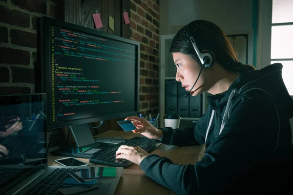 Belleza atractiva mujer hacker usando auriculares — Foto de Stock