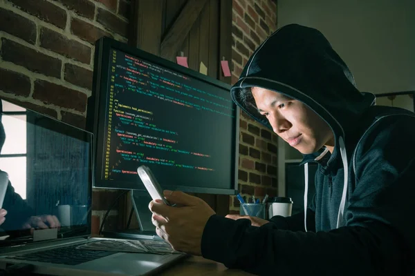 Jovem programador masculino usando telefone celular — Fotografia de Stock