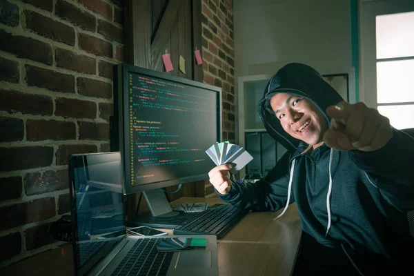 Hacker crimineel tonen vele persoonlijke creditcard — Stockfoto