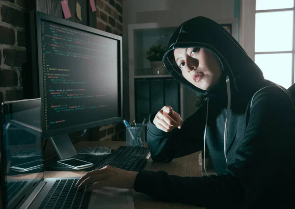 Молодая женщина-программист в качестве хакера — стоковое фото