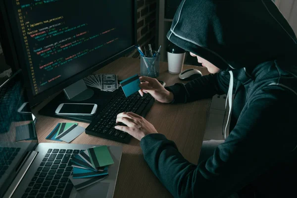 Foto de visão de alto ângulo de hacker usando o computador — Fotografia de Stock