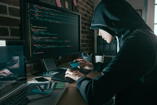 genç kadın hacker çalıntı kredi kartı bilgileri