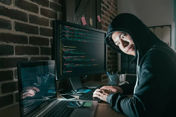 Böser junger Computerprogrammierer als Hacker — Stockfoto