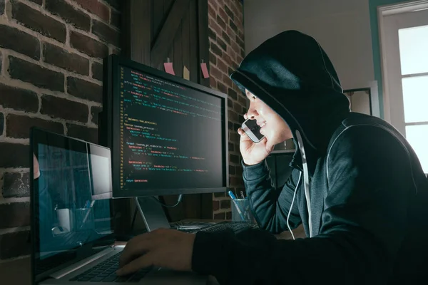 Hacker mit Handy fordert Opfer — Stockfoto