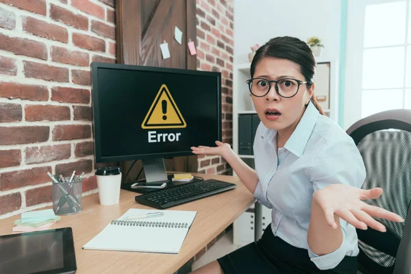 Woman looking at camera showing confused posing — Stock Photo, Image