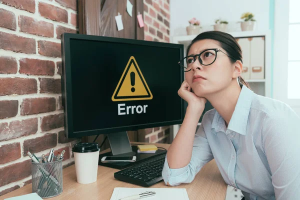 Depressed office worker lady sitting in front of error computer — Stock Photo, Image