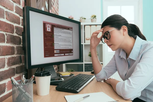 Arbete-lösningen för vackra office worker lady tänkande — Stockfoto