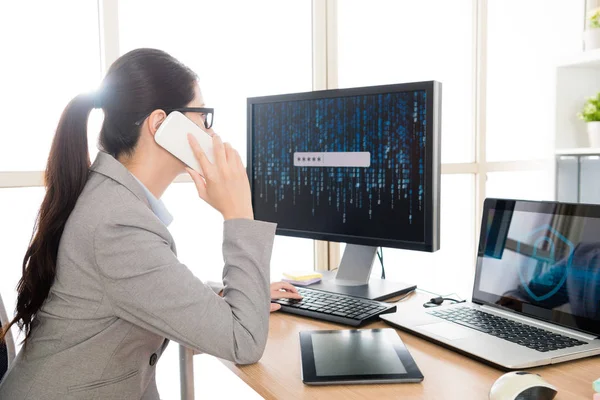 Jonge vrouwelijke bedrijf personeel met behulp van smartphone — Stockfoto