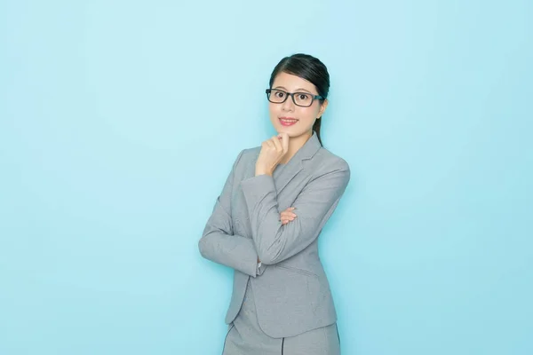 Señora trabajadora de oficina elegante en fondo azul — Foto de Stock