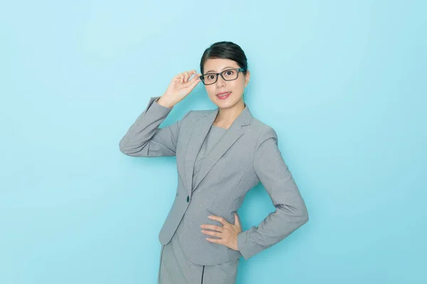 Boldog asszony jogkezelő gazdaság szemüveg — Stock Fotó
