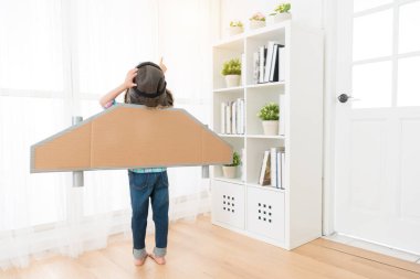 ahşap zemin üzerinde duran küçük astronot