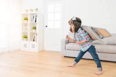 astronot kostüm giyen genç ve güzel kız