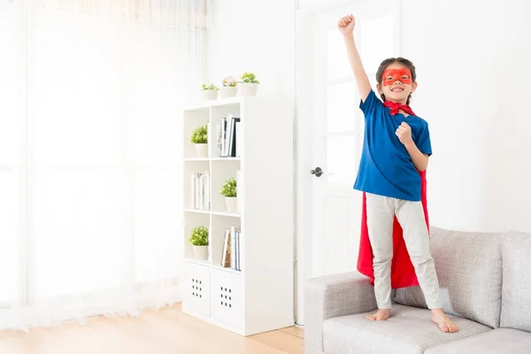 Gelukkige vrouwelijke kinderen dragen superheld kleding — Stockfoto