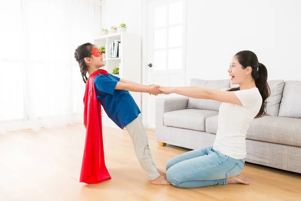 Mooie kinderen meisje superhero kleding dragen — Stockfoto
