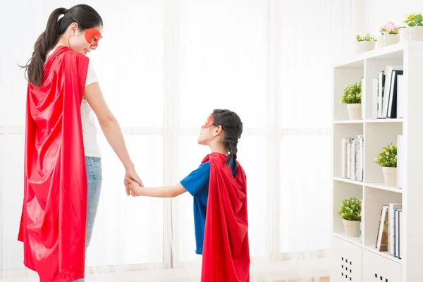 Vrouw met mooie meisje op zoek elkaar — Stockfoto