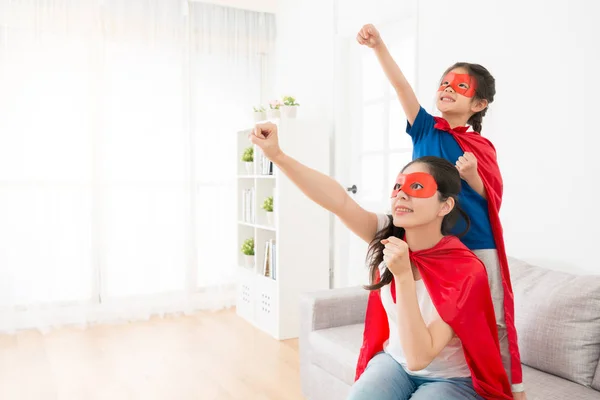 Madre con hija pequeña en el sofá de la sala de estar — Foto de Stock