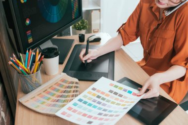 yüksek açı görünümü office çalışan kadın fotoğrafı