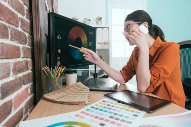 profesyonel gülümseyen kadın grafik tasarımcı