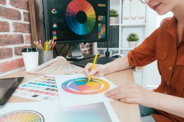 kadın tasarımcı paleti grafik gazetede arıyorum