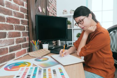 grafik tasarım şirketi üzerinde çalışan kadın tasarımcı 