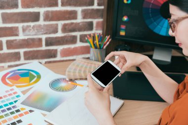 Güzellik tatlı kadın hareket eden smartphone kullanarak