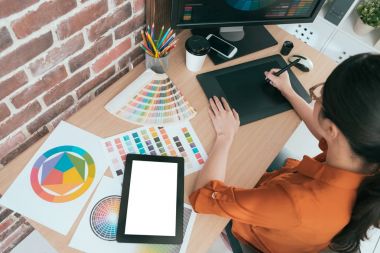 Dijital pad kalem kullanarak kadın grafik tasarımcı