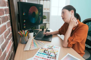 zarif genç kadın tasarımcı dijital panelini kullanma