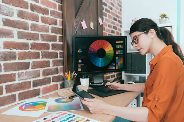 женщина офисный работник делает графические работы дизайна
